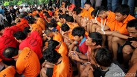 Masyarakat pun diminta waspada di tempat-tempat yang rawan tindak kriminal.