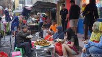 Berburu Ayam Goreng Bertabur Serundeng Gurih di Pasar Baru