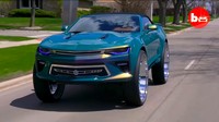Mobil maskulin dan necis seperti Chevrolet Camaro, diselipkan pelek besar 32 inci, keren atau norak? Foto: Pool (Youtube/Carscoops)