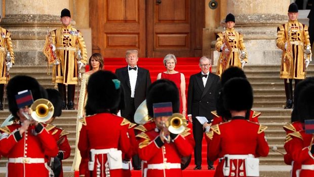 Saat Trump Disambut Karpet Merah dan Balon Bayi di Inggris