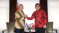 Agus disambut Sekjen PDIP Hasto Kristiyanto.