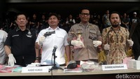 Kabid Humas Polda Metro Jaya Kombes Pol Argo Yuwono (ketiga kiri) bersama sejumlah jajaran terkait saat rilis hasil Operasi Cipta Kondisi jelang Asian Games 2018 di Polda Metro Jaya, Jakarta, Jumat (13/7/2018).