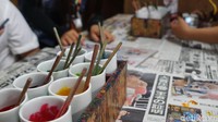 Setelah digambar, tiriskan hasil kanvas traveler selama satu minggu. Proses selanjutnya adalah menyetrika kanvas dengan di atasnya dilapisi kertas, lalu rendam kanvas ke air panas selama setengah jam dan dikeringkan (Masaul/detikTravel)