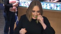 Coba tebak apa yang sedang dimakan Adele kala itu? Ya, sejumput rumput! Saat itu Adele dan Ellen De Generes membuat prank di sebuah kedai milkshake. Ia sengaja memotong rumput segar yang tumbuh di kedai itu dan memakannya. Ada ada aja, ya idenya! Foto: Istimewa  