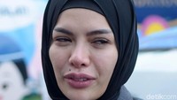 Berhijab, tapi Nikita sempat berwajah sedih dan menangis tersedu kala diundang ke acara Rumpi: No Secret.