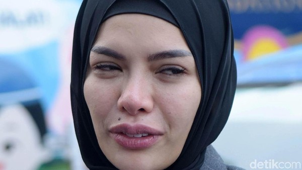 Hijrah, Nikita Mirzani Wajahnya Jangan Sembab Dong...