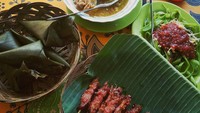 Paket lengkap makan siang. Ada lontong, sate rembiga, bebalung (sop tulang) plecing kangkung dan sambal. Semuanya enak! Foto: Instagram @ajiher