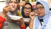 Nggak ketinggalan nih, para pengunjung mencicip semur daging Betawi buatan Chef Aga. Rasanya tentu istimewa karena memakai Kecap ABC yang dibuat dari perasan pertama. Foto: dok. Kecap ABC