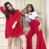 Meskipun sudah bertubuh tinggi dan berkaki jenjang, Nia Ramadhani terbilang sering berpose ala Barbie Feet. Ini dia gayanya mengangkat satu kaki dengan berjinjit saat foto bersama Jessica Iskandar. Foto: Instagram