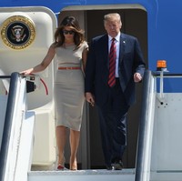 Meski berbeda warna, kedua gaun tersebut hadir dalam siluet yang mempertegas lekuk tubuh mereka. Potongan bawah roknya pun sama-sama jatuh di bawah lutut. Meghan melengkapi penampilannya dengan heels hitam dan tas senada. Foto: Getty Images