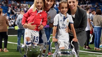Modric memang kerap mengajak keluarganya dalam berbagai perayaan gelar juara bersama Real Madrid. Foto: Instagram/lukamodric10