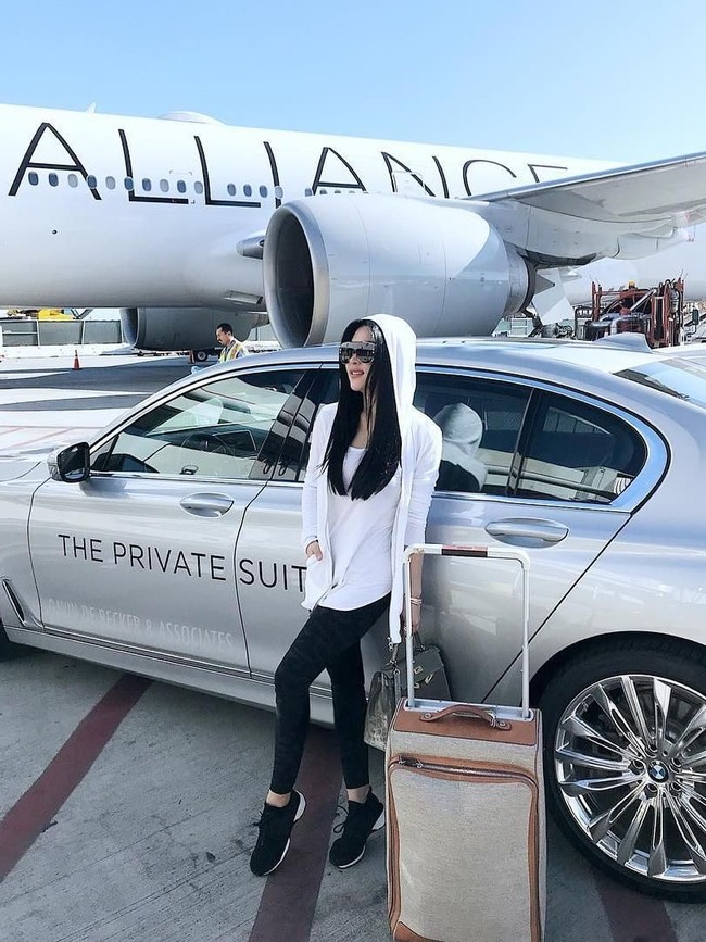 Gaya traveling Syahrini dengan sneakers dan hoodie. Sang Princess juga memamerkan pose Barbie Feet. Berjinjit untuk terlihat lebih tinggi sebenarnya bukanlah hal baru. Namun kehadiran Instagram membuat hampir semua pose menjadi tren dan viral. Foto: Instagram