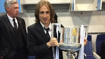 Gaji besar yang diterima Modric tentunya sebanding dengan apa yang diberikannya kepada Real Madrid. Salah satunya trofi Copa Del Rey ini. Foto: Instagram/lukamodric10