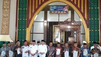 Jokowi melakukan kunjungan kerja selama dua hari di Palembang, Sumatera Selatan. Siang tadi, Jokowi sempat menunaikan ibadah salat Jumat di Masjid Raya Takwa Palembang.  (Dhika-detik)