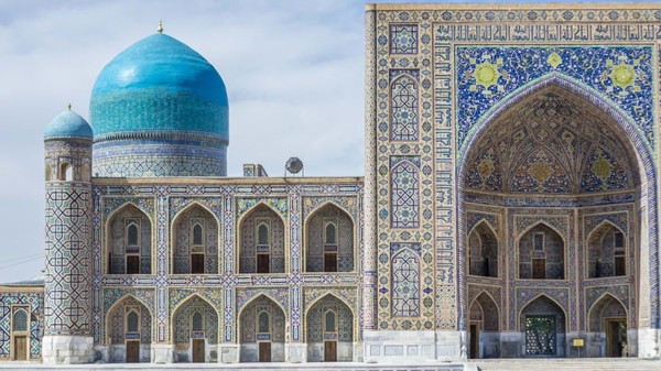 Uzbekistan. Lonely Planet memuji negara di Asia Tengah ini karena skema pembuatan visa dan e-visanya. Rute penerbangan baru dan perbaikan transportasi lainnya membuat akses ke gudang arsitektur dan kota-kota kunonya menjadi lebih mudah (CNN Travel) 