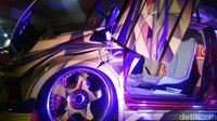 Lalu bodi mobil yang seluruh bagiannya dikustom oleh Agung, mulai dari pintu samping gullwing, sun roof kustom yang dapat digeser ke atas, kap mesin kustom, hingga teknologi finger print untuk membuka pintu. Foto: Khairul Imam Ghozali