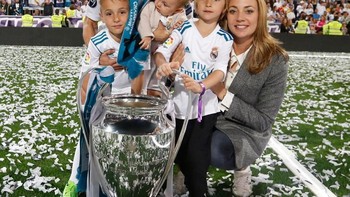 Hal tersebut tampak dari deretan unggahan di Instagram miliknya yang hanya berisi keluarga dan piala yang direngkuhnya. Foto: Instagram/lukamodric10