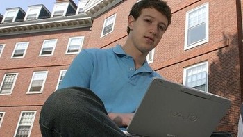 Zuckerberg saat masih kuliah di Harvard walau akhirnya drop out. Foto: istimewa