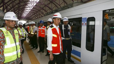 Foto: Jokowi Tinjau LRT Palembang