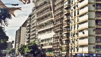 Mencengkram gedung. Foto: Martín De Pasquale