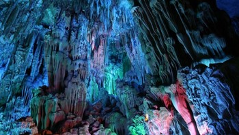 Gua Seruling Merah di China diperkirakan memiliki usia lebih dari 180 juta tahun.  Foto: Matador Network