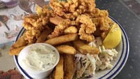  Ada banyak menu yang ditawarkan Traveler Food and Books. Mulai dari steak, kentang goreng, chicken tender, ayam panggang, salad, spaghetti, burger hingga ragam olahan seafood. Harganya berkisar antara $3.4 (Rp 48 ribu) hingga $24.95 (Rp 351 ribu). Foto: miss1ss1pp1   