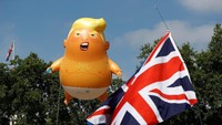 Warga London memiliki cara unik untuk menyambut kedatangan Presiden Amerika Serikat Donald Trump yang akan berkunjung ke Inggris. Sebuah balon raksasa bergambar bayi Trump terlihat melayang menyambut kedatangan Presiden AS tersebut. Peter Nicholls/Reuters.