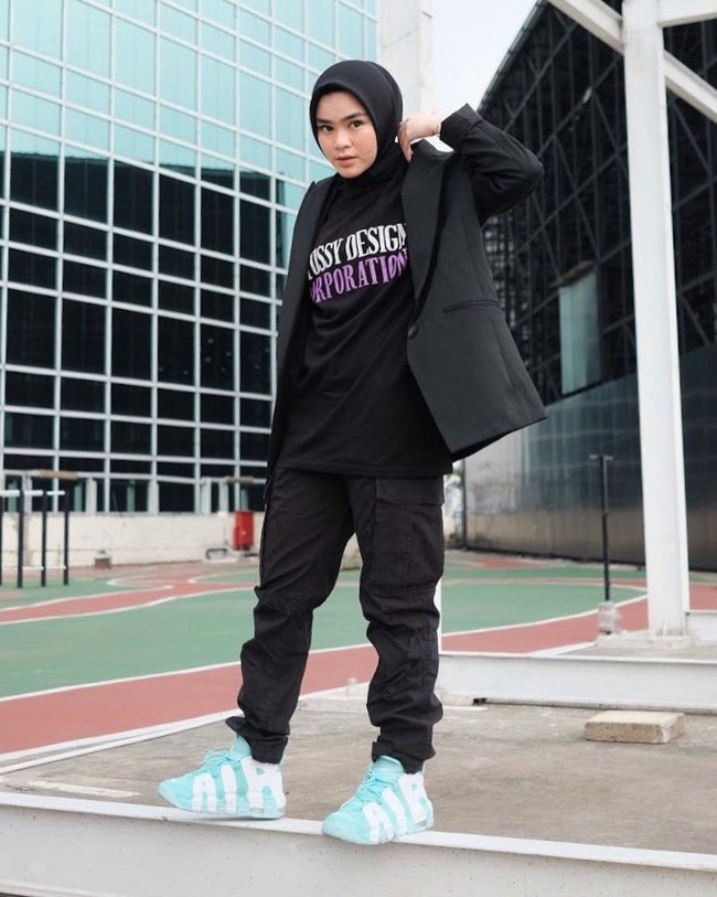 Namun, bukan berarti Sivia Azizah hanya memakai satu jenis hijab saja. Kadang ia memakai hijab pashmina atau hijab segi empat. Bahkan, ia pun pernah tampil memakai hijab sport tapi tetap berwarna hitam. Foto: Instagram/Siviaazizah