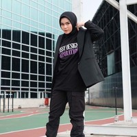 Namun, bukan berarti Sivia Azizah hanya memakai satu jenis hijab saja. Kadang ia memakai hijab pashmina atau hijab segi empat. Bahkan, ia pun pernah tampil memakai hijab sport tapi tetap berwarna hitam. Foto: Instagram/Siviaazizah