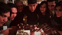 Adik tiri dari Fachry Albar ini, terlihat bahagia merayakan ulang tahun dengan kue cokelat yang membentang luas persembahan dari keluarga tercintanya. Foto: Instagram @gelaelized
