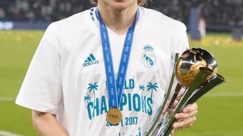 Melengkapi deretan trofi lainnya, predikat juara Piala Dunia Antarklub juga berhasil disabetnya. Foto: Instagram/lukamodric10