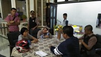 Dari keterangan saksi, kata Bimo, diperkirakan pelaku masuk pada Kamis (12/7/2018) pukul 10.00 WIB.‎ Para pelaku sempat menyepak pembantu bernama Mimin. Tangan pembantu terikat dengan ikat pinggang dan jilbab.