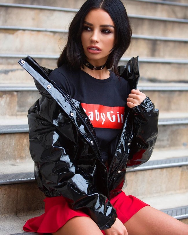 Dalam urusan berbusana, Ruby Mae mengaku suka bergaya edgy. Aku juga suka memakai banyak baju. Jadi ketimbang hanya memakai dress dan heels, aku akan memadukannya dengan busana layering dan aksesori juga, ujarnya. Foto: Instagram