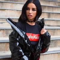 Dalam urusan berbusana, Ruby Mae mengaku suka bergaya edgy. Aku juga suka memakai banyak baju. Jadi ketimbang hanya memakai dress dan heels, aku akan memadukannya dengan busana layering dan aksesori juga, ujarnya. Foto: Instagram