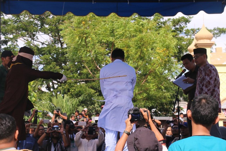 Mengapa Pasangan Gay di Aceh Dihukum Cambuk di Halaman Masjid? Mengapa Pasangan Gay di Aceh Dihukum Cambuk di Halaman Masjid?