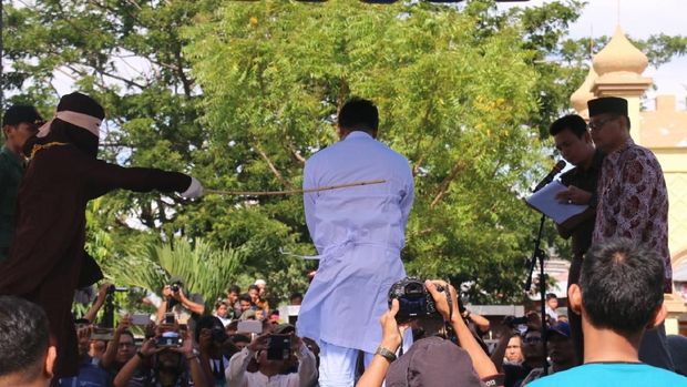 Mengapa Pasangan Gay di Aceh Dihukum Cambuk di Halaman Masjid?