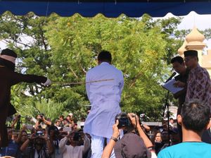 Mengapa Pasangan Gay di Aceh Dihukum Cambuk di Halaman Masjid?