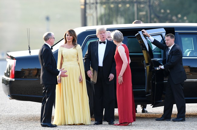 Kehadiran Melania dan Donald Trump disambut hangat oleh Perdana Menteri Inggris, Theresa May dan suaminya, Philip. Dok. Getty Images