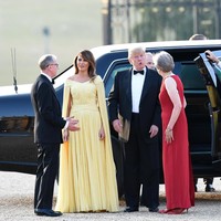 Kehadiran Melania dan Donald Trump disambut hangat oleh Perdana Menteri Inggris, Theresa May dan suaminya, Philip. Dok. Getty Images