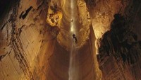 Gua Krubera merupakan gua terdalam yang ada di dunia. Memiliki kedalaman hingga 2.000 meter gua yang terletak di Abkhazia, Georgia ini menjadi tempat tinggal untuk ratusan burung gagak yang bersarang di pintu masuk gua. Istimewa/Pinterest.com