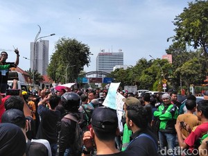 Driver Online di Surabaya Demo, Tuntut Pergub Legalitas Ojek