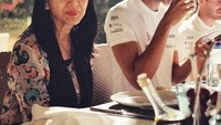 Bersama dengan sang ibu, Rini S. Bono, Sean tampil santai ketika makan malam bersama. Foto: Instagram @gelaelized