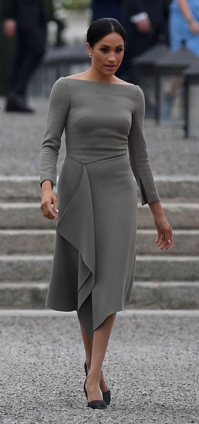 Deja vu? Mungkin penampilan Melania ini terasa familiar. Beberapa hari sebelumnya, Meghan Markle juga tampil dengan rancangan Roland Mouret saat berkunjung ke Dublin, Irlandia, bersama Pangeran Harry. Foto: Getty Images