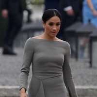 Deja vu? Mungkin penampilan Melania ini terasa familiar. Beberapa hari sebelumnya, Meghan Markle juga tampil dengan rancangan Roland Mouret saat berkunjung ke Dublin, Irlandia, bersama Pangeran Harry. Foto: Getty Images