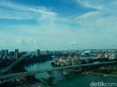 Melihat Panorama Urban Singapura dari Ketinggian Melihat Panorama Urban Singapura dari Ketinggian
