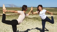 Rachel Legrain-Trapani kekasih Benjamin Pavard sedang melakukan yoga di padang rumput. (Foto:instagram/racheltrapani)