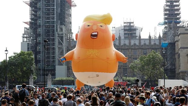 Saat Trump Disambut Karpet Merah dan Balon Bayi di Inggris