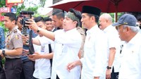 Jokowi sempat meladeni permintaan foto bersama di Sang Pisang. Sekitar 10 menit di Sang Pisang, Jokowi kemudian melanjutkan perjalanannya. Jokowi dan rombongan makan siang di warung sop khas Jakarta Bang Rio. (Andhika/detikcom)