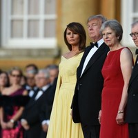 Melania Trump tengah berada di Inggris bersama Presiden Amerika Serikat Donald Trump dalam rangka kunjungan resmi pertama mereka ke negara tersebut. Keduanya tiba di Stansted Airport, Essex, Inggris, Kamis (12/7/2018). Foto: Getty Images