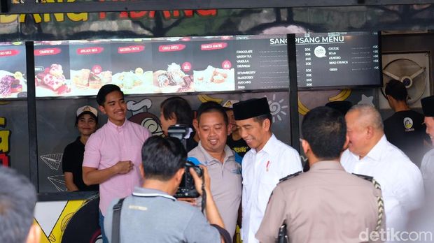 Usai Jumatan, Jokowi Mampir ke Sang Pisang Palembang